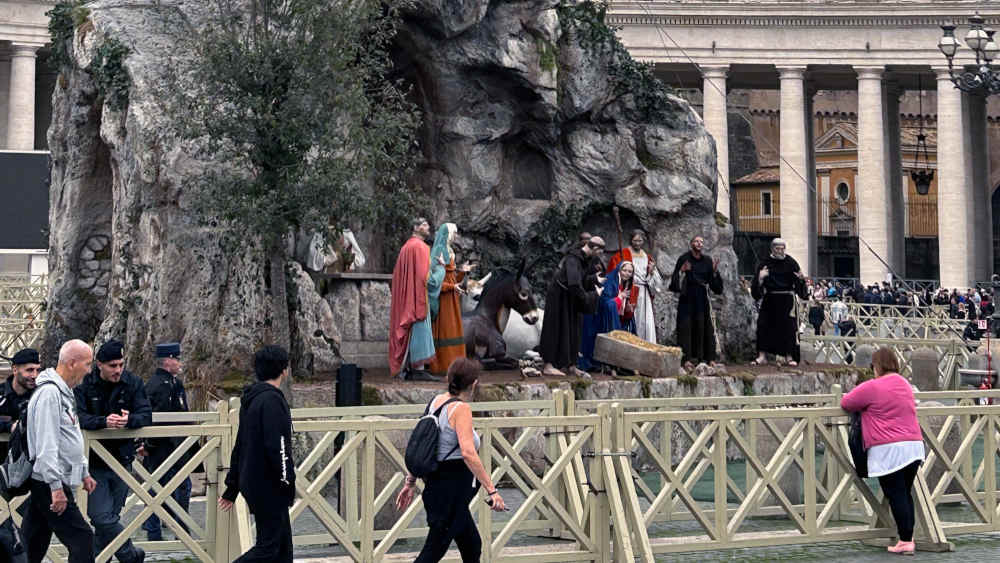 Neben Maria und Josef steht in der Krippe vor dem Petersdom der Heilige Franz von Assisi