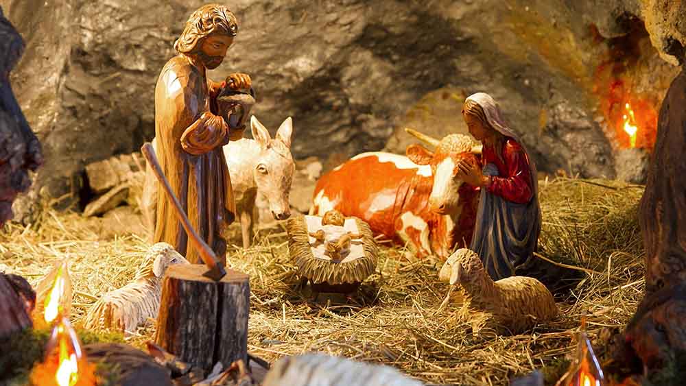 Eine Weihnachtskrippe zeigt die Geburt Jesu – ein zentrales Motiv christlicher Weihnachtstraditionen, die sich über Jahrhunderte entwickelt und verändert haben