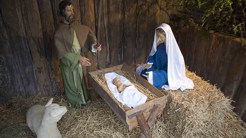 Nach der Geburt legten Maria und Josef das Jesus-Baby im Stall in eine Krippe