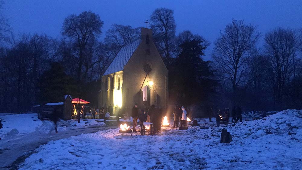 Ungefähr so können die Treffen beim Lebendigen Adventskalender aussehen: Man kommt an der Feuerschale vor zusammen, singt Lieder, trinkt Punsch und tauscht sich aus.