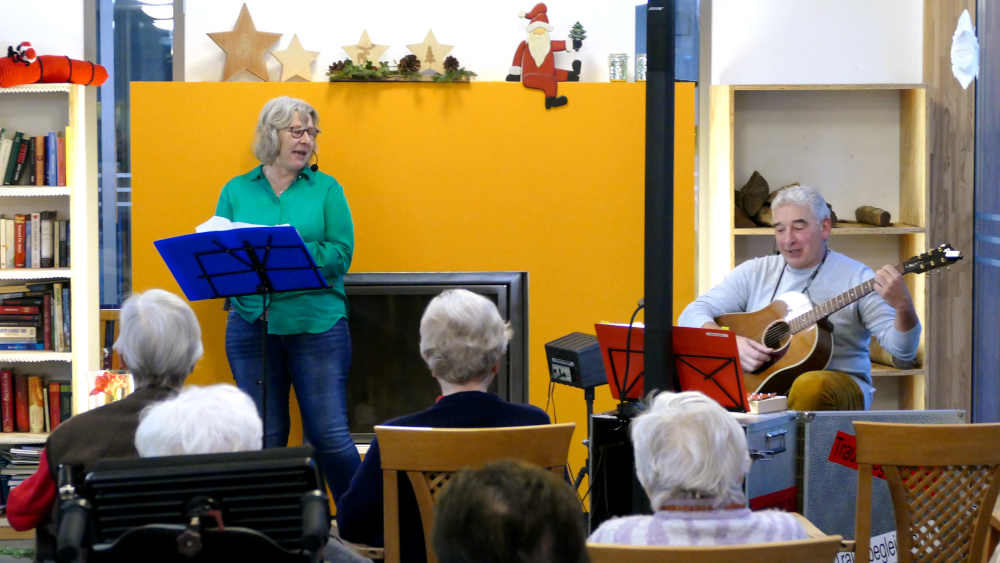 Kerstin Schöppner (l) erzählt im Seniorenheim St. Anna in Haltern am See mit kräftiger Stimme ein Märchen aus der Weihnachtszeit