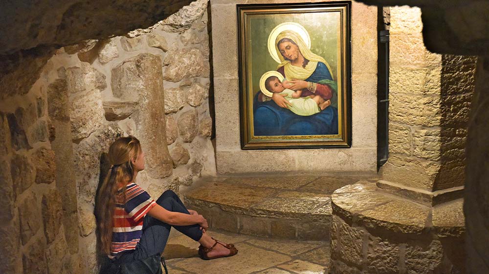 Ein Gemälde, das die Gottesmutter beim Stillen von Jesus zeigt, aufgenommen in der Milchgrotte in Jerusalem 