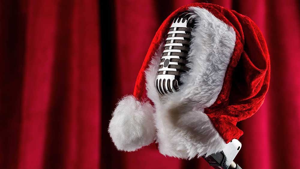 Über einem Radio-Mikrofon hängt eine Weihnachtsmann-Mütze