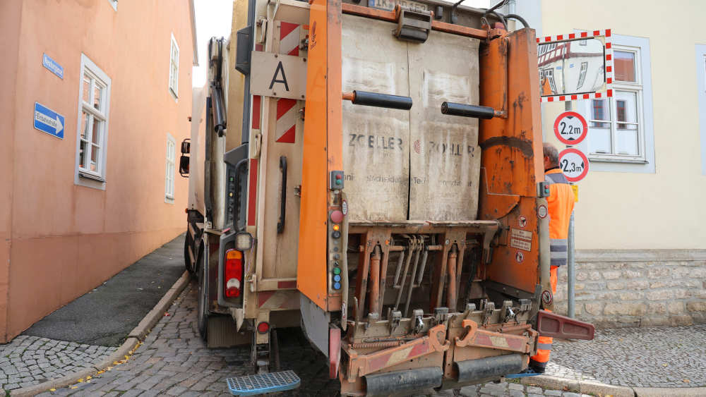 In Frankfurt am Main ist ein Mann versehentlich von einem Müllauto aufgeladen und von der Müllpresse schwer verletzt worden