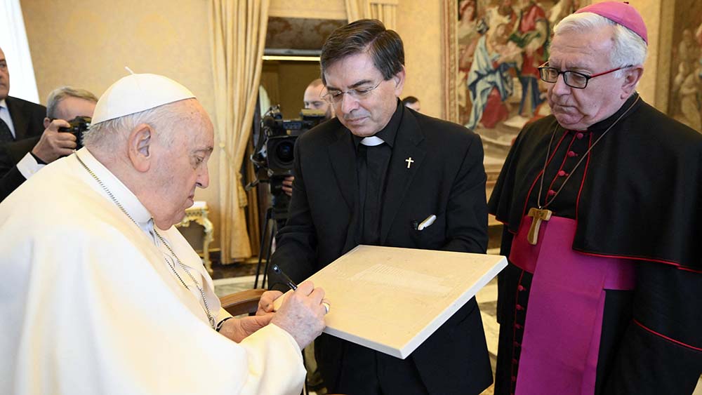 Mit der Erklärung "Fiducia supplicans" regelt der Vatikan den Segen gleichgeschlechtlicher Paare (Symbolbild)