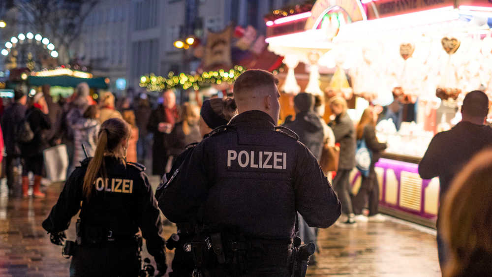 Ein Fussstreife der Polizei auf dem Rostocker Weihnachtsmarkt