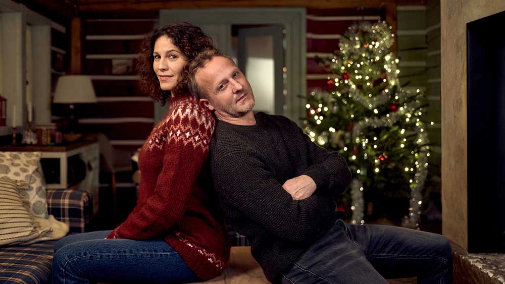 Nicole Golding (Jasmin Gerat) und Martin Kupfer (Maximilian Brückner)  finden in der ZDF-Komödie "Ein Regenbogen zu Weihnachten" zusammen