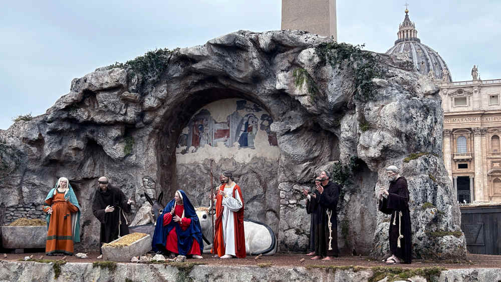 Die Krippe vor dem Petersdom ist einer rauen Höhle nachempfunden