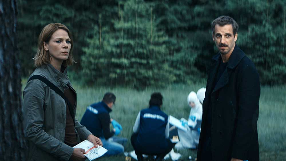 Maris Bächle (Jessica Schwarz) und Konrad Diener (Max von Thun) ermitteln am Fundort einer Leiche