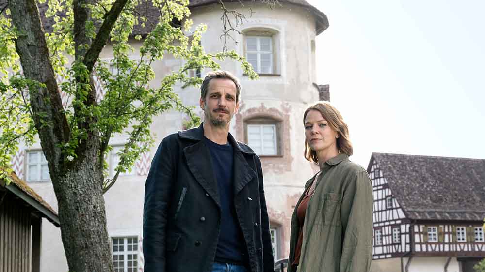 Konrad Diener (Max von Thun) und Maris Bächle (Jessica Schwarz) ermitteln in „Schneekind“