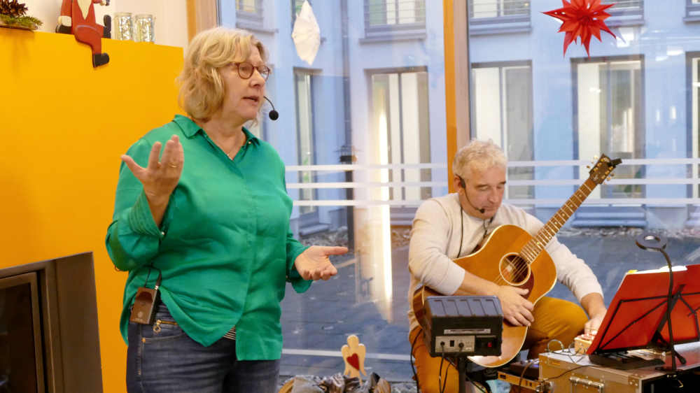 Für musikalische Begleitung sorgt der Musiker Hans-Jürgen Lehmacher (r), der zwischen den Geschichten alte und neue Weihnachtslieder beisteuert 