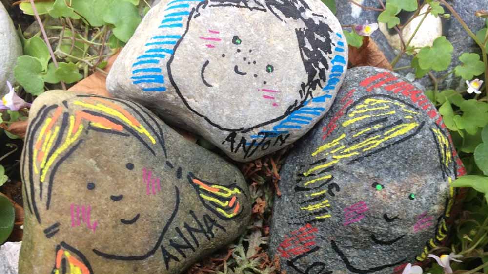 Mit Steinen wie diesen erinnern Eltern auf dem Neuen Friedhof in Greifswald an ihre stillgeborenen Kinder..