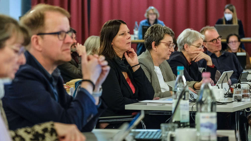 Die Synode will sich in Fachausschüssen mit der Kritik am Umgang der Landeskirche mit sexualisierter Gewalt beschäftigen.