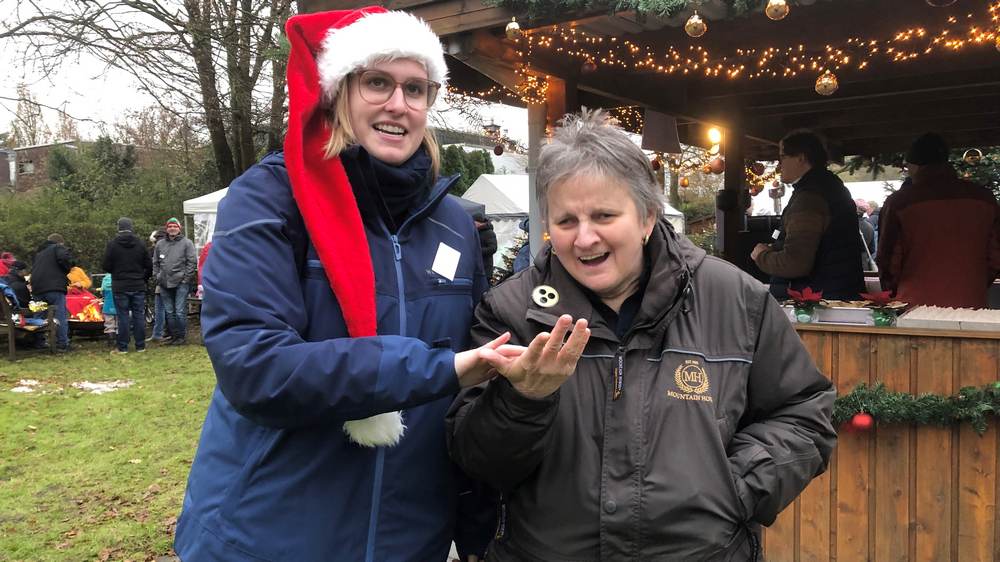 Jasmin Grube (l.) und Gabi Werner auf dem Weihnachtsmarkt des Taubblindenwerks in Hannover.