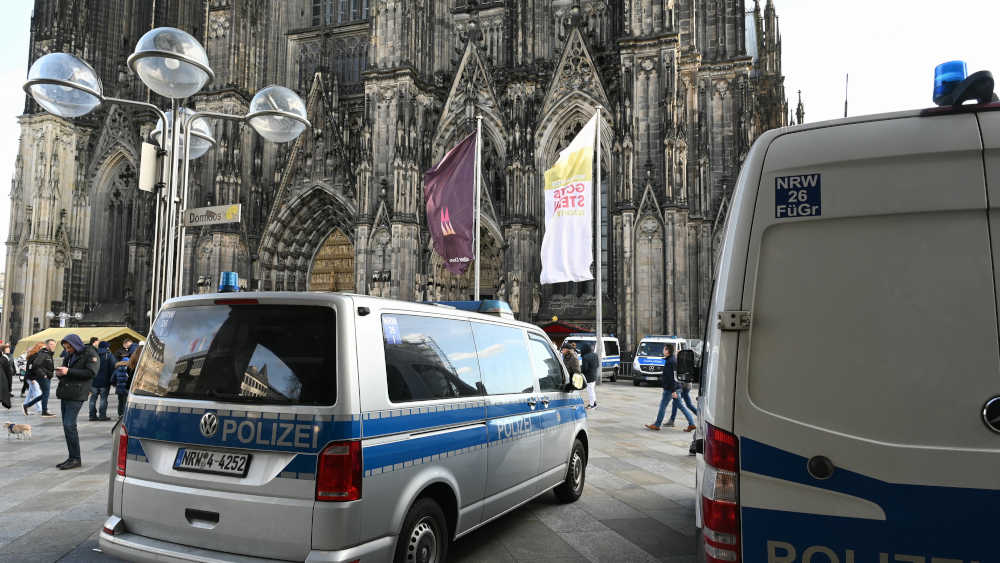 Die Gefahr ist da: Nach einer Terrorwarnung am Kölner Dom im Dezember 2023 gab es umfangreiche Sicherheitsmaßnahmen