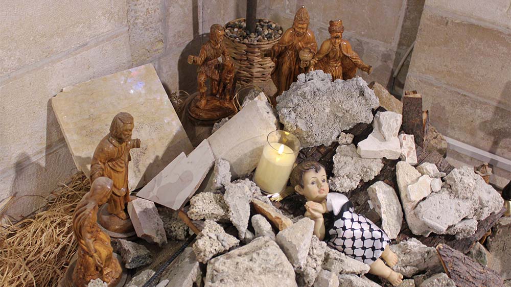 Die Krippe der Evangelisch-Lutherischen Weihnachtskirche in Bethlehem besteht in diesem Jahr aus einem grauen Trümmerhaufen