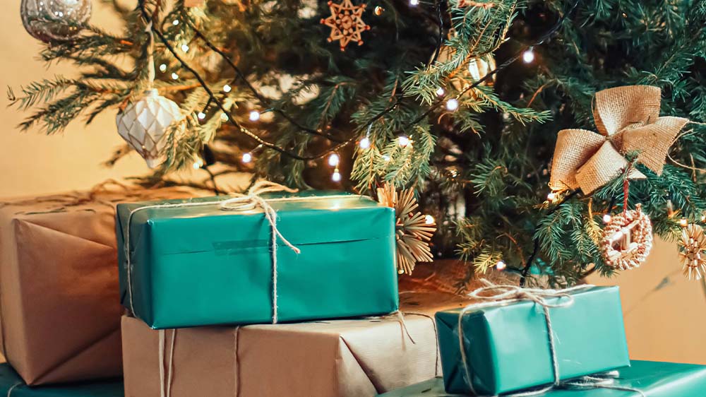 Inzwischen gibt es zum Beispiel nachhaltiges Geschenkpapier, Weihnachtsbaumschmuck kann man gut selbst basteln