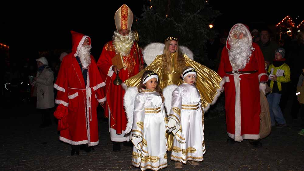 Ein seltener Schnappschuss: Weihnachtsmann, Nikolaus und Christkind posieren gemeinsam