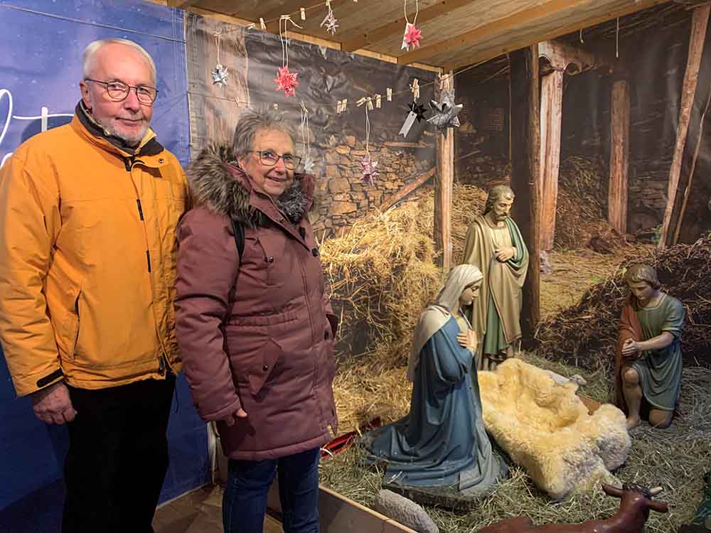 Das Christkind wird auf einem Fell gebettet. Christiane Strunk, Martin Hevicke, Maria, Josef und die – noch – leere Krippe.