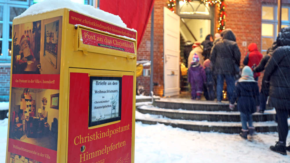 Ein Briefkasten vor dem Weihnachtspostamt in Himmelpforten