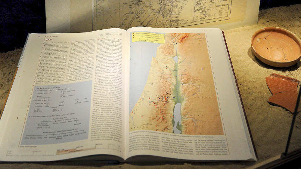 Für Zwickels Arbeit sind Altes und Neues Testament die zentralen Texte, denn abgesehen von der biblischen Überlieferung gibt es nur verhältnismäßig wenige schriftliche Quellen über die Geschichte der Region