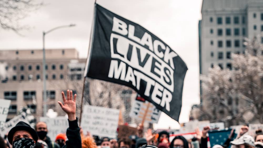 Nach dem Tod von George Floyd am 25. Mai 2020 wurden die BlackLivesMatter-Demonstrationen wieder verstärkt aufgenommen