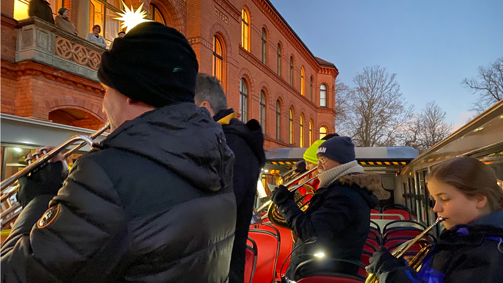 Bläserinnen und Bläser vor dem Königin.Elisabeth-Hospital 2022 vom Bläserbus
