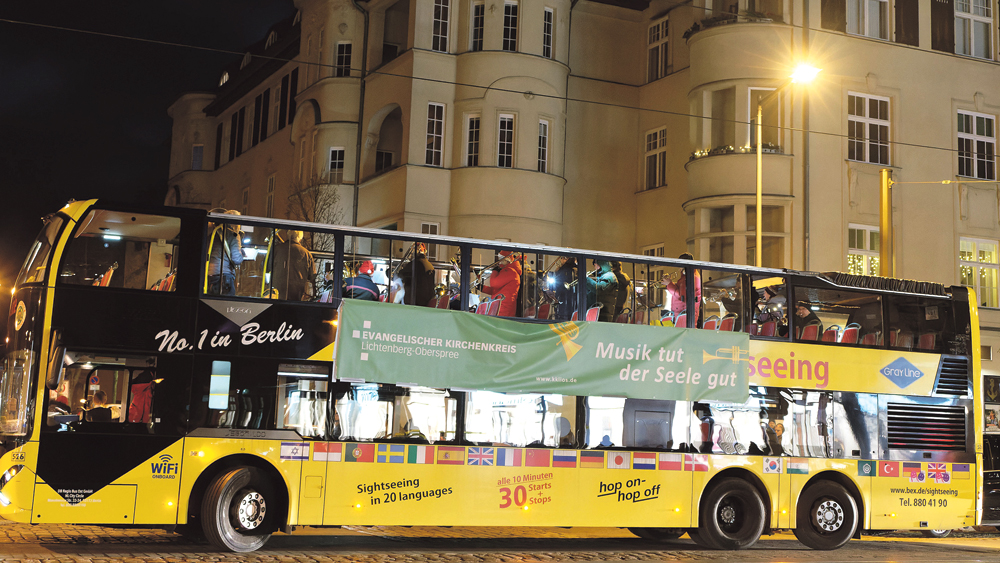 Image - Advent: Ein Cabrio-Bus mit Trompeten und Posaunen