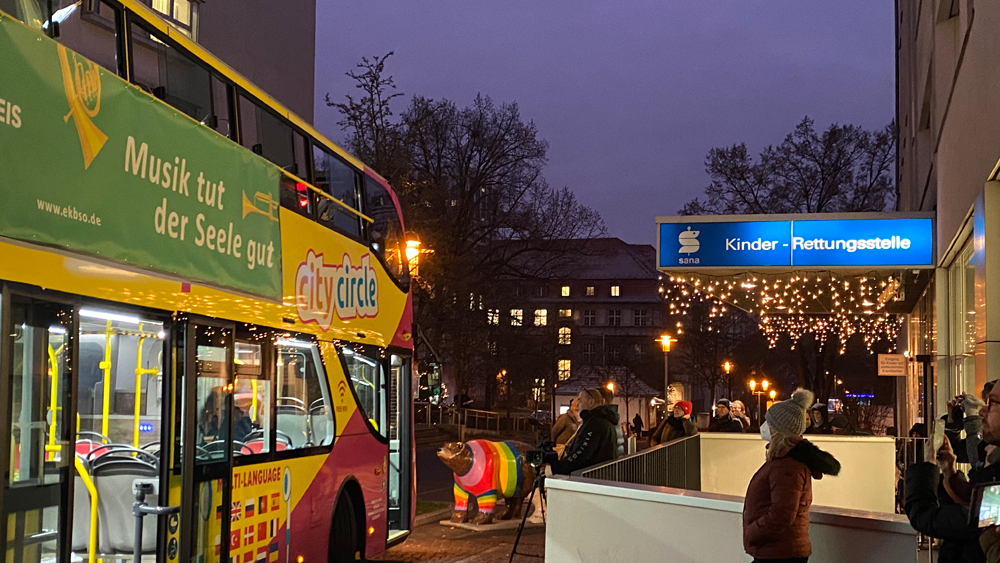 Bläserbus 2022 vor der Kinderrettungsstelle in Berlin-Lichtenberg