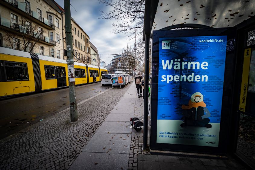 Hinweisschild an Haltestelle für Kältehilfe
