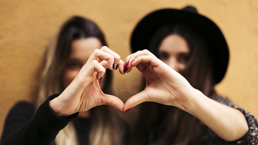 Gleichgeschlechtliche Paar bekommen den Segen der katholischen Kirche