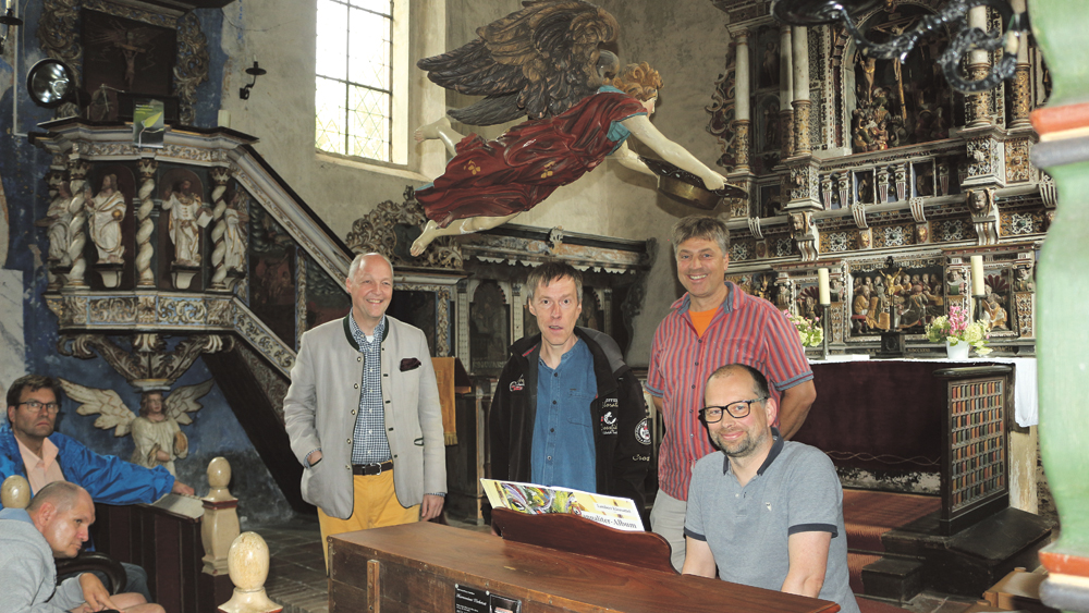 Dorfkirche in Nieden mit instandgesetztem Harmonium und dem Reparaturteam