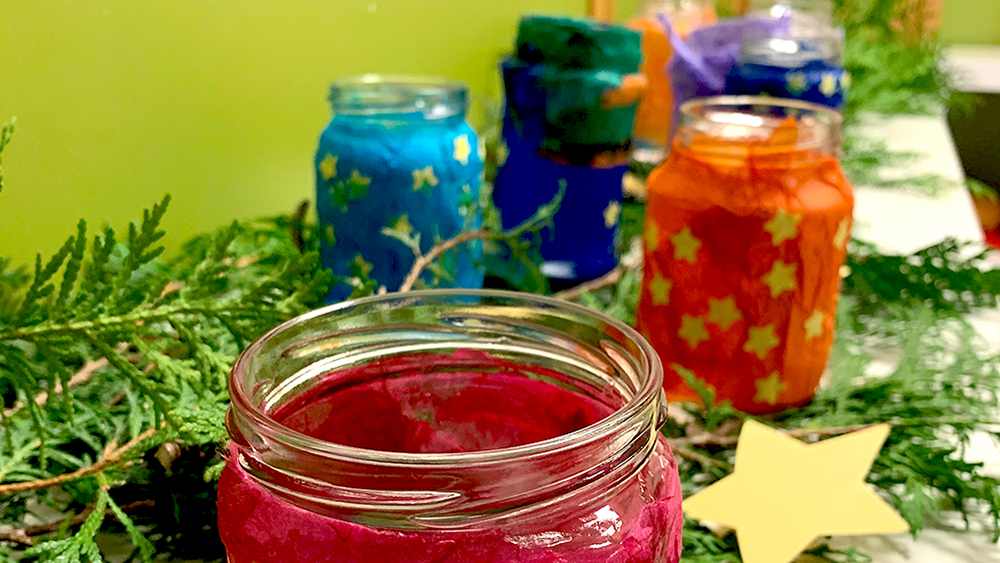 Zur Adventszeit in der Kita gehört das Basteln und das Singen von Weihnachtsliedern