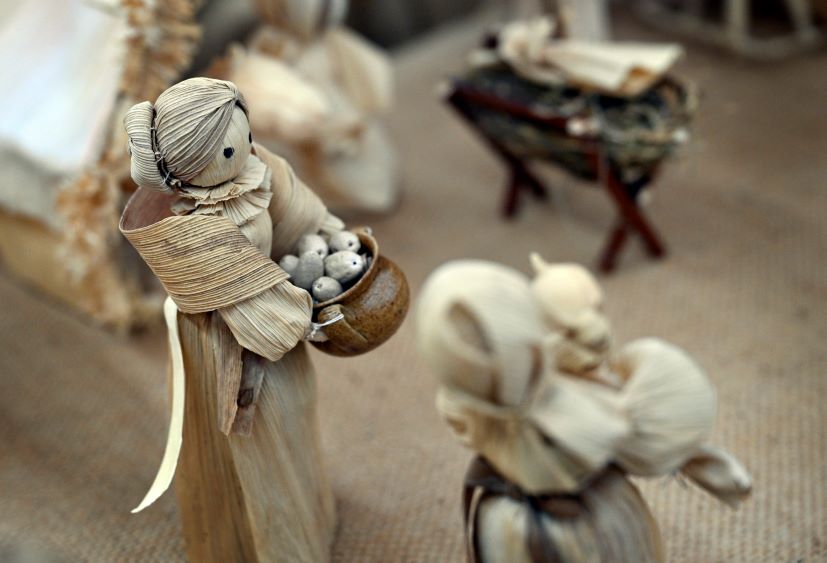 Frau mit Korb als Krippenfigur ais Holz