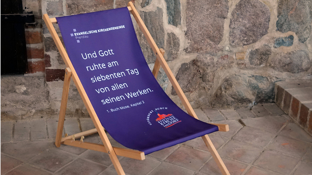 Kirchenwerbung auf Liegestuhl in Prenzlau