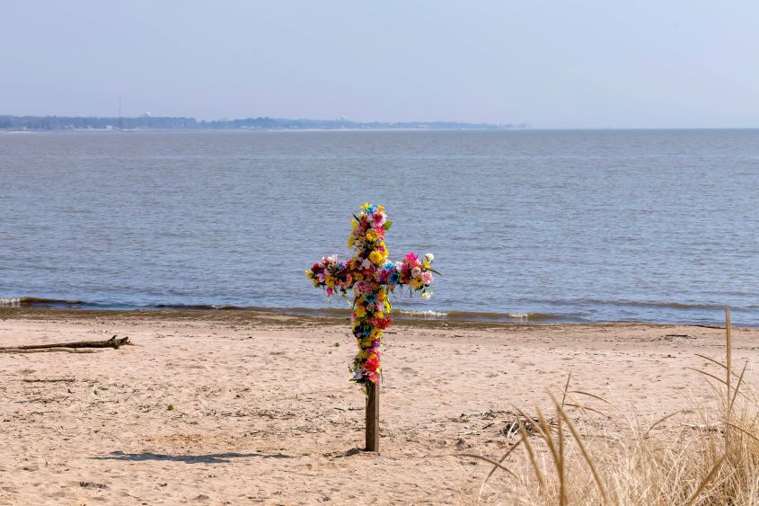 Geschmücktes Kreuz für Seetaufe