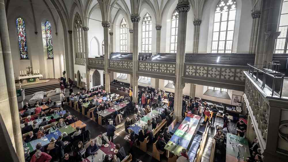 Der Blick von der Empore auf die Tische der Vesperkirche zeigt, wie gut das Format angenommen wird