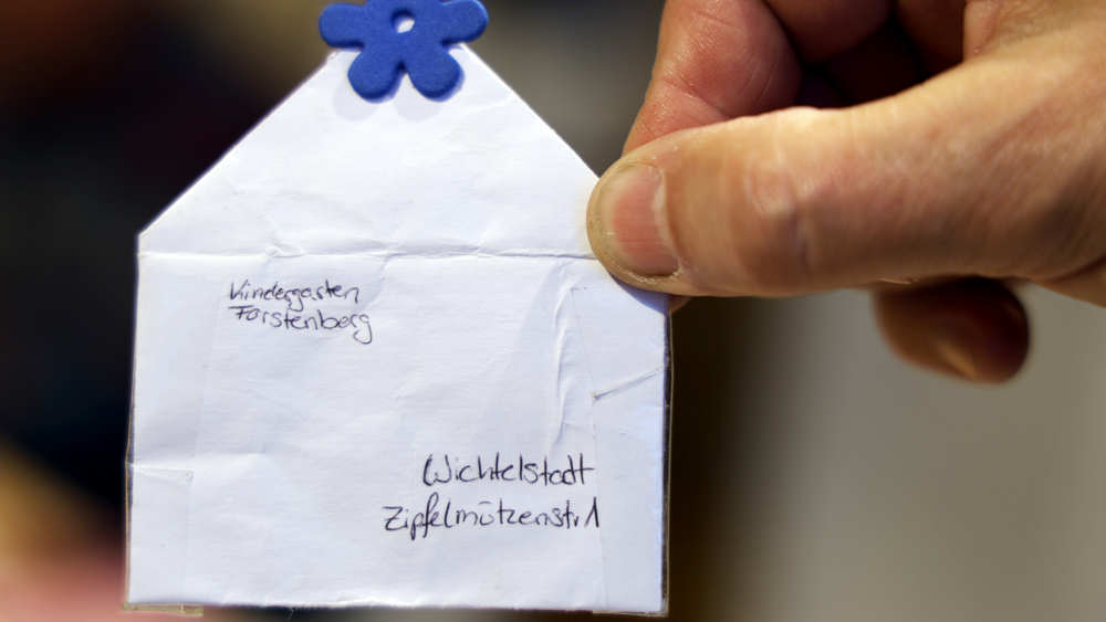 Ein Brief, der aus dem Rahmen fällt: Ein sieben mal fünf Zentimeter kleiner Umschlag, selbstgebastelt, ohne Briefmarke. Mit der Adresse "Wichtelstadt, Zipfelmützenstrasse 1" ist er trotzdem in Himmelpforten angekommen