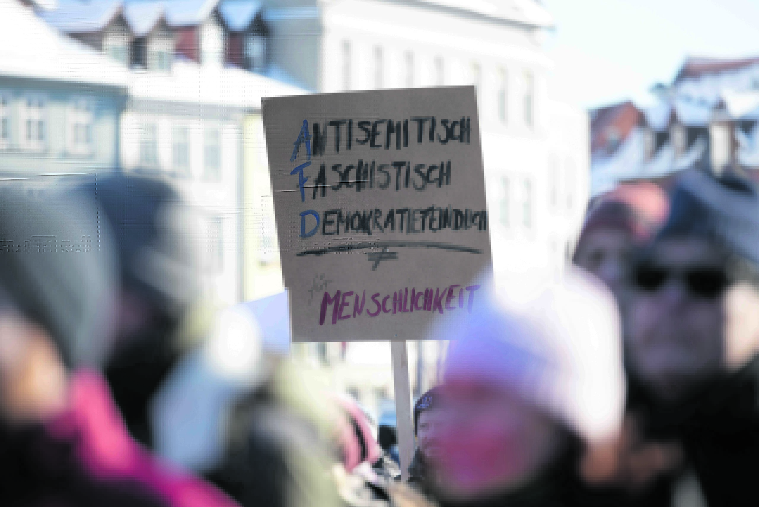Zahlreiche Demonstrationen richten sich gegen rechtes Gedankengut.
