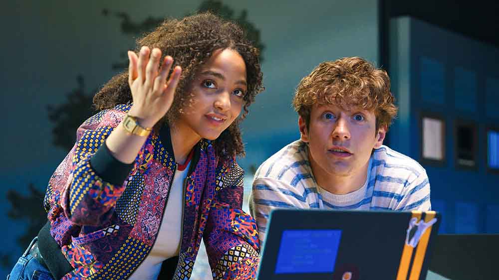 Franzi (Safira Robens) erklärt dem faszinierten Heribert (Benjamin Kalcher), woran sie gerade arbeitet