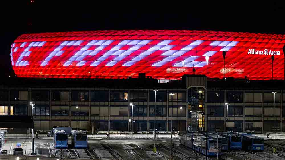 "DANKE FRANZ" steht an der Außenwand der Allianz-Arena in München