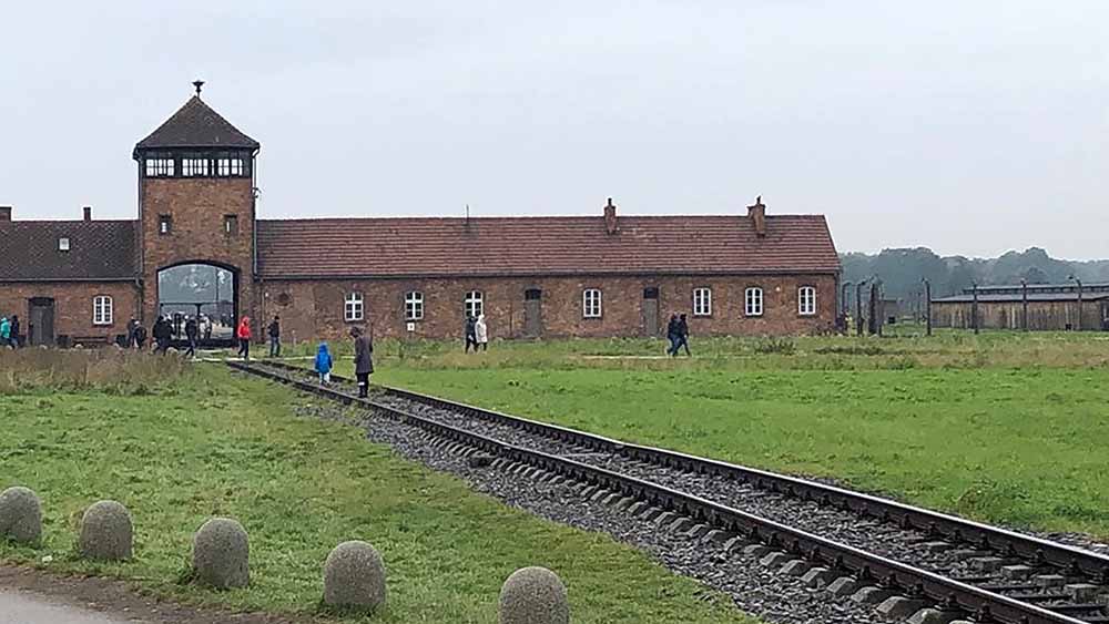 Die Bahnschienen führen ins ehemalige Vernichtungslager Auschwitz.