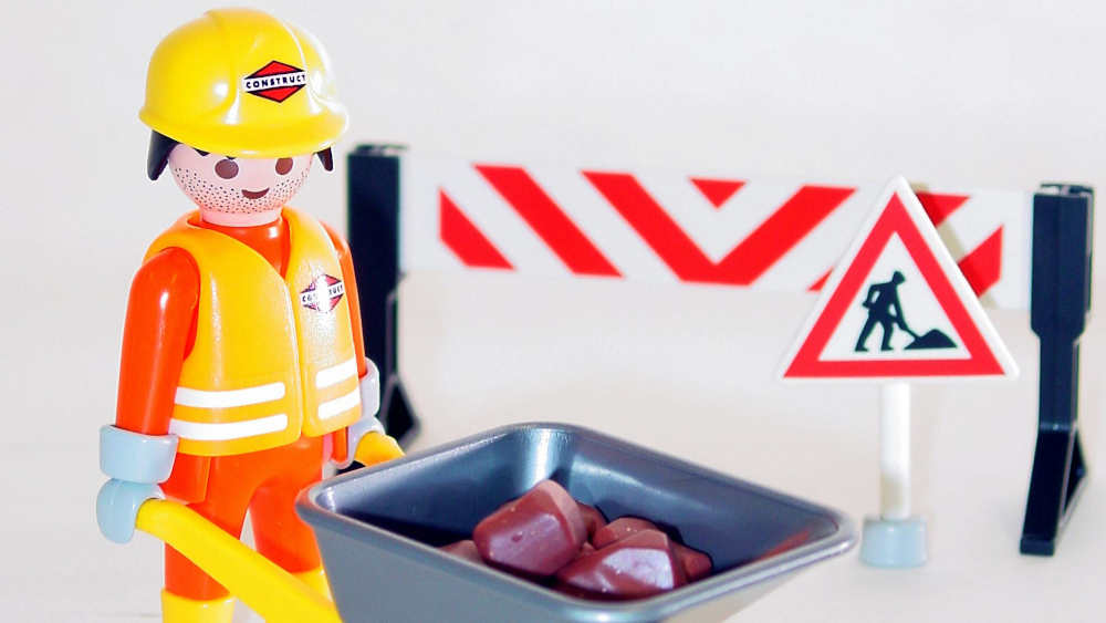 Im Februar 1974 treten die ersten Exemplare auf der Spielwarenmesse in Nürnberg auf den Plan: darunter auch ein Bauarbeiter