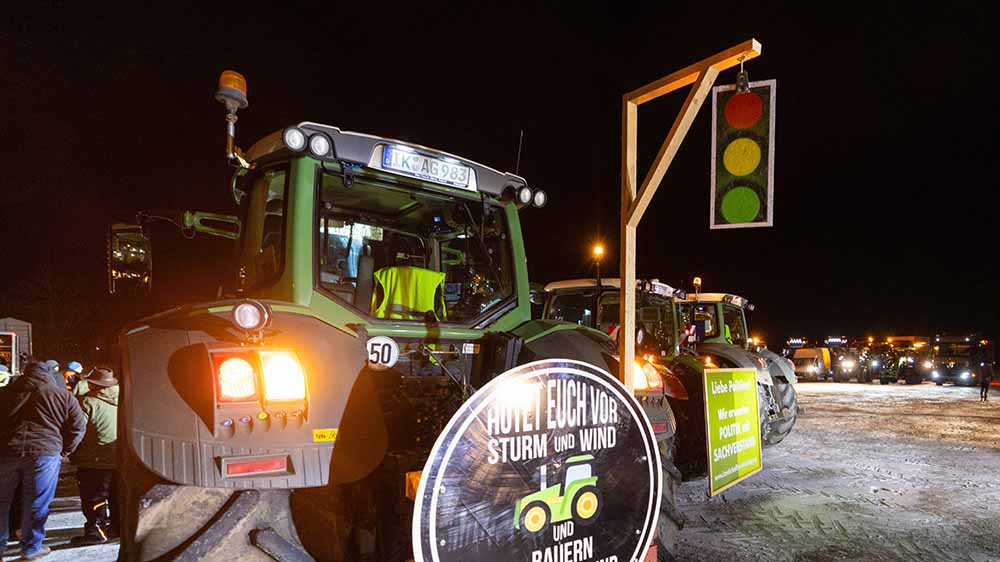 Manche Bauern zeigten einen Galgen, an dem die Ampel aufgehängt wird