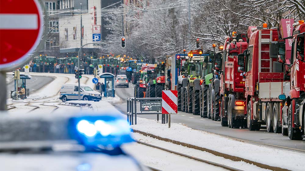 Hunderte Traktoren auf dem Weg zu einer Großkundgebung des Bayerischen Bauernverbands in München