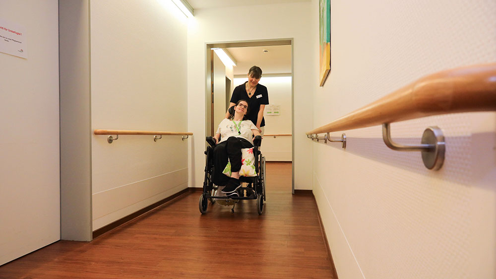 Allein auf weiter Flur: Immer mehr Pflegeeinrichtungen für Behinderte müssen aus Personalmangel Zeitarbeiter einsetzen.