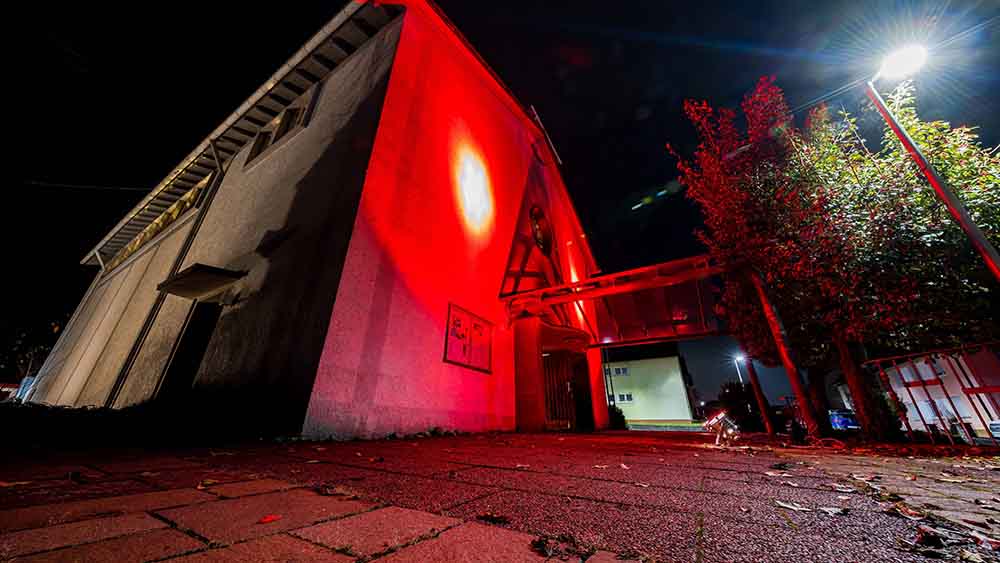 Für verfolgte Christen leuchtete diese Kirche in Großbottwar (Baden-Württemberg) am "Red Wednesday"