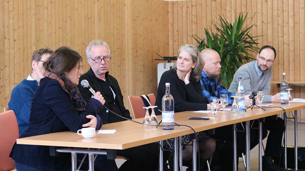 Zum Debatteneinstieg erzählen fünf Menschen aus Mecklenburg-Vorpommern von ihren Erfahrungen zu Corona-Zeiten, darunter die Ribnitzer Pastorin Susanne Attula (ganz links).
