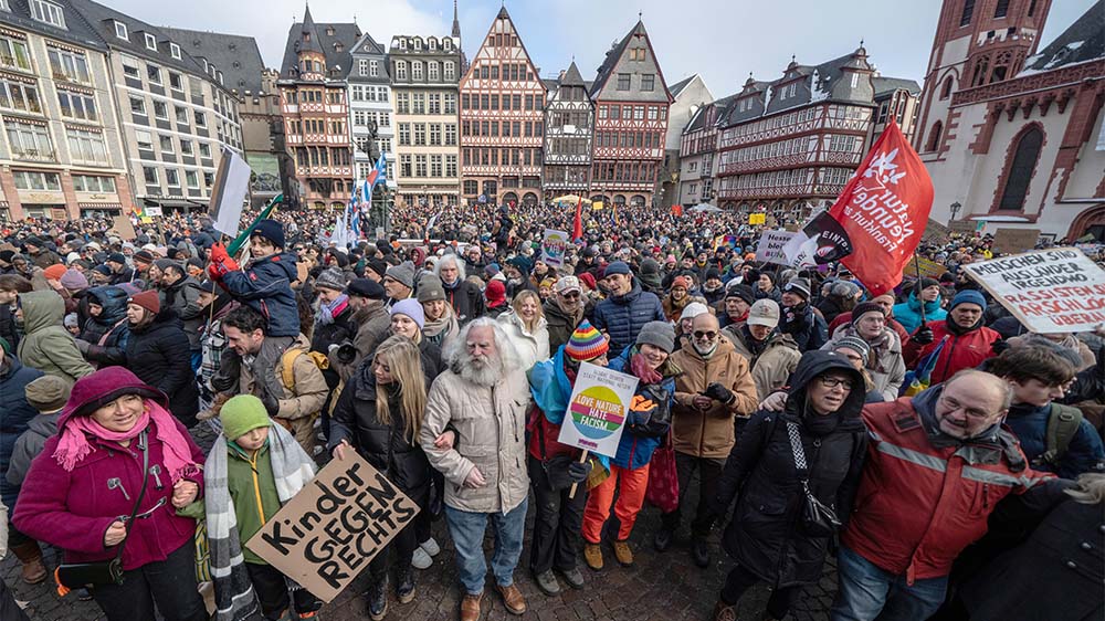 Demo gegen Rechts: In Frankfurt reichte der Römerberg bei Weitem nicht aus, um die Menschen zu fassen