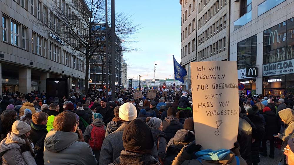 Viele folgten dem Aufruf für die Kundgebung „Hamburg steht auf - Gegen Rechtsextremismus und neonazistische Netzwerke“
